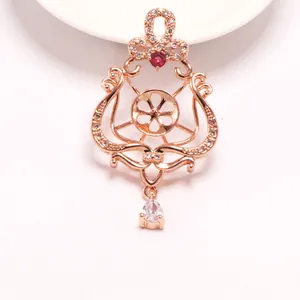 Detailansicht eines roségoldenen Mikro-Pave-Anhänger-Sets für DIY-Perlenschmuck-Zubehör