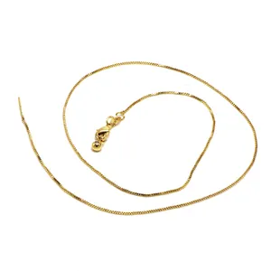 Detailweergave van vergulde verstelbare schakelketting met inrijgnaald.
