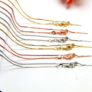 Macro detail van verstelbare venetiaanse kettingen met karabijnsluitingen en naalden.