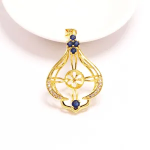 Nahaufnahme eines vergoldeten Perlenanhängers mit blauen Steinen für DIY-Schmuck