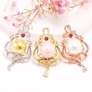 Detailansicht von drei verzierten Mikropavé-Perlenanhängerschlaufen in Gold und Silber.