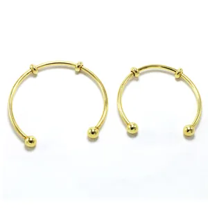 Elegante minimalistische goldfarbene offene Armreifen mit glatten Kugelenden im Set
