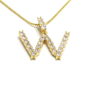 Nahaufnahme einer vergoldeten Halskette mit W-Anhänger und Zirkonia-Besatz