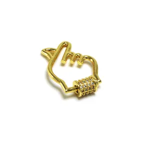 Nahaufnahme eines vergoldeten Hand-Schraubverschlusses mit Kristallen für DIY-Schmuck