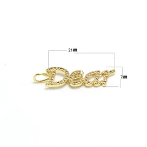 Detailansicht des goldenen 'Dear' Buchstaben-Anhängers mit Maßen 21x7mm für DIY-Schmuck