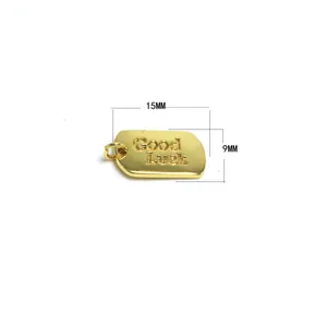 Detailaufnahme eines kleinen goldenen Good Luck Anhängers mit Maßangaben in Millimetern