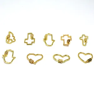 Detailansicht goldener Hip-Hop-Schmuckverschlüsse mit Strasssteinen in verschiedenen Formen.