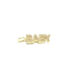 Nahaufnahme des vergoldeten BABY-Buchstabenanhängers mit funkelnden Kristallsteinen