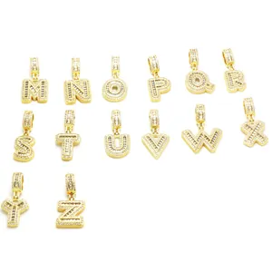Nahaufnahme von M-Z Buchstabenanhängern mit Zirkonia-Besatz in glänzendem Gold-Finish.