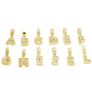 Detailansicht der vergoldeten Buchstabenanhänger A-L mit quadratischen Zirkonia-Steinen