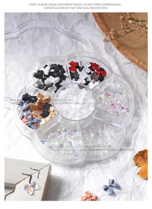 Gedetailleerde weergave van een 7-vaks nail art kit met aurora strikken en parelbedeltjes