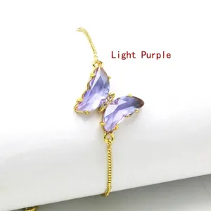 Detailaufnahme eines lavendelfarbenen Kristall-Schmetterlings an einem verstellbaren Armband.