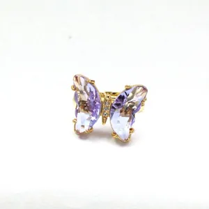 Detailansicht eines eleganten hellvioletten Kristallglas-Schmetterlingsrings für Damen