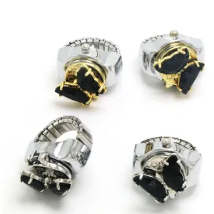 Detailansicht von vier Schmetterlings-Ringuhren mit eleganten schwarzen Steinen.