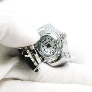 Nahaufnahme einer silbernen Schmetterlings-Ring-Uhr mit offenem Zifferblatt Detail.