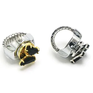 Detailansicht der Schmetterling-Fingeruhrringe mit elastischen Metallbändern und Steinen