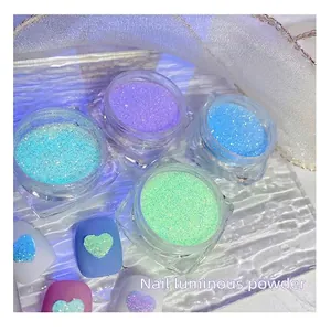 Ensemble de poudre à ongles lumineuse fine avec des effets de lueur en forme de cœur