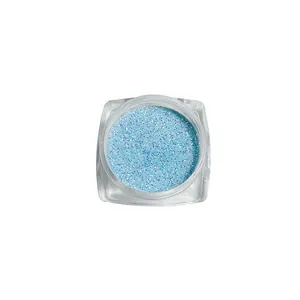Vue de dessus d'une fine poudre de paillettes lumineuses bleu ciel pour les ongles
