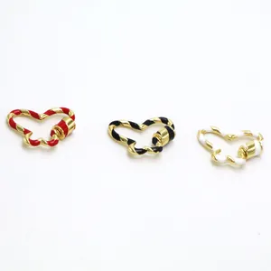 Vue macro détaillée des fermoirs à vis émaillés à rayures en forme de cœur pour bijoux DIY