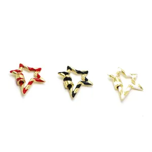 Détail de trois fermoirs à vis en émail en forme d'étoile en rouge, noir et blanc pour bijoux DIY