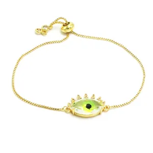 Primer plano de pulsera de cadena dorada con cristal de ojo turco verde y pavé