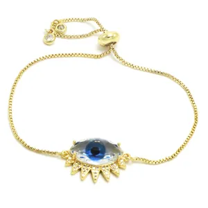 Primer plano de una pulsera dorada ajustable con el ojo del diablo y strass brillante