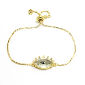 Primer plano de pulsera dorada de ojo turco con cristal y cadena de caja ajustable