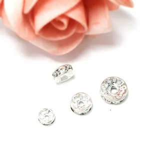 Makroaufnahme von versilberten, mit Strass besetzten Distanzperlen für DIY-Schmuck