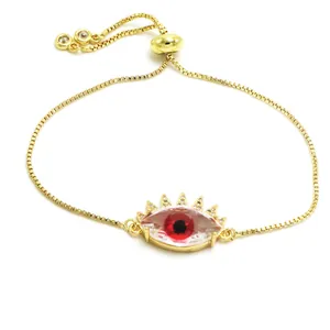 Vista detallada de la pulsera turca Evil Eye con cristal rojo y brillantes diamantes de imitación.