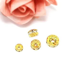 Nahaufnahme von vergoldeten Strass-Zwischenperlen für handgefertigten DIY-Schmuck.