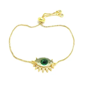 Detalle de pulsera ojo turco dorada ajustable con cristal verde y brillantes strass.
