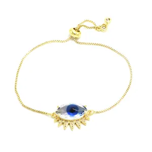 Vista detallada de la pulsera de ojo turco dorada con cristal azul y cierre ajustable
