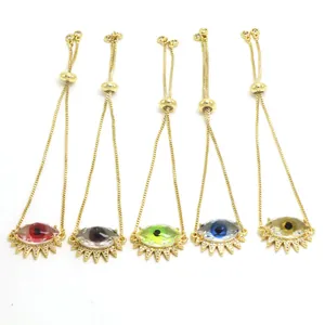Vista detallada de cinco pulseras ajustables del mal de ojo con brillantes acentos de strass.