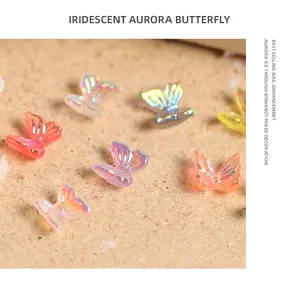 Detail van iriserende aurora hars vlinder nagelbedeltjes met transparant ijs-door-effect