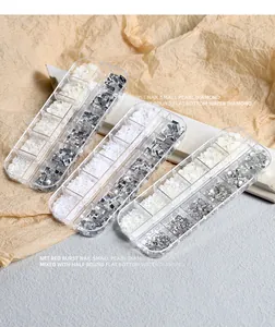 Dettaglio degli strass e perle per nail art misti in scatole organizzative a 12 scomparti
