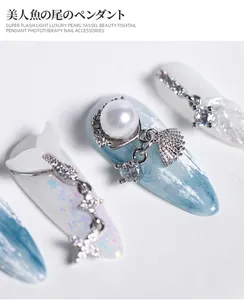 Charmants pendentifs d'ongles en perles queue de sirène pour une manucure de luxe soignée