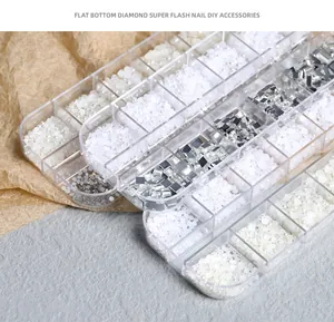 Dettaglio accessori per nail art a 12 griglie con diamanti a fondo piatto e perle.