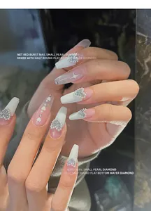 Dettaglio ravvicinato di nail art di lusso con perle bianche e glitter argento scintillanti