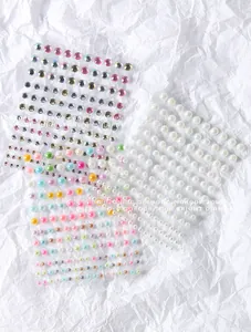 Detailansicht selbstklebender Strasssteine und Perlen für Make-up und Nailart-Design