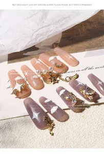 Gros plan détaillé de charms à ongles papillon en zircon et perles de luxe