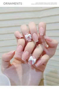 Detailopname van elegante 3D witte strikjes voor nageldecoratie