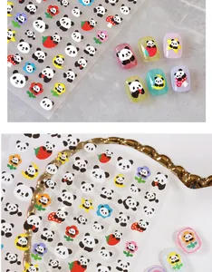 Detail van cartoon panda nagelstickers met schattige aardbeien- en bloempatronen