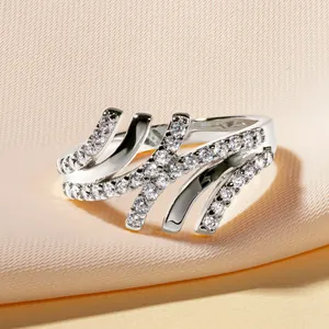 Elegante anello ondulato color argento con scintillanti pietre di zirconia cubica