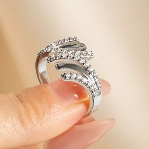 Elegante anello multistrato dal design ad ala argentata con pietre in zirconia cubica
