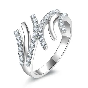 Elegante anello ondulato color argento con scintillanti pietre di zirconia per donna