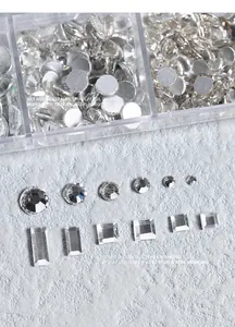 Vista dettagliata di vari strass trasparenti per nail art con scatola
