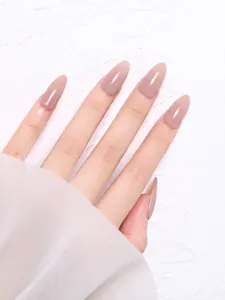 Elegante doorschijnende nude kunstnagels met 3D-kristalvlinder en parelaccenten
