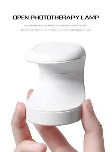 Gros plan sur une mini lampe UV portable pour le séchage rapide du vernis à ongles gel
