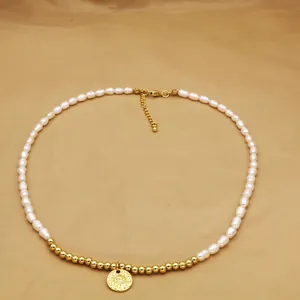 Λεπτομερής όψη κολιέ με πέρλες Evil Eye, χρυσές χάντρες και ένα ανάγλυφο μενταγιόν