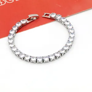 Close-up van een zilveren tennisarmband met fonkelende ronde cubic zirconia-stenen